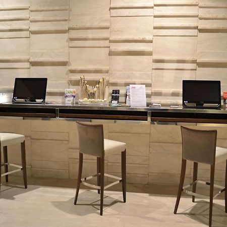 Cosmopolitan Hotel Чивитанова Марке Екстериор снимка