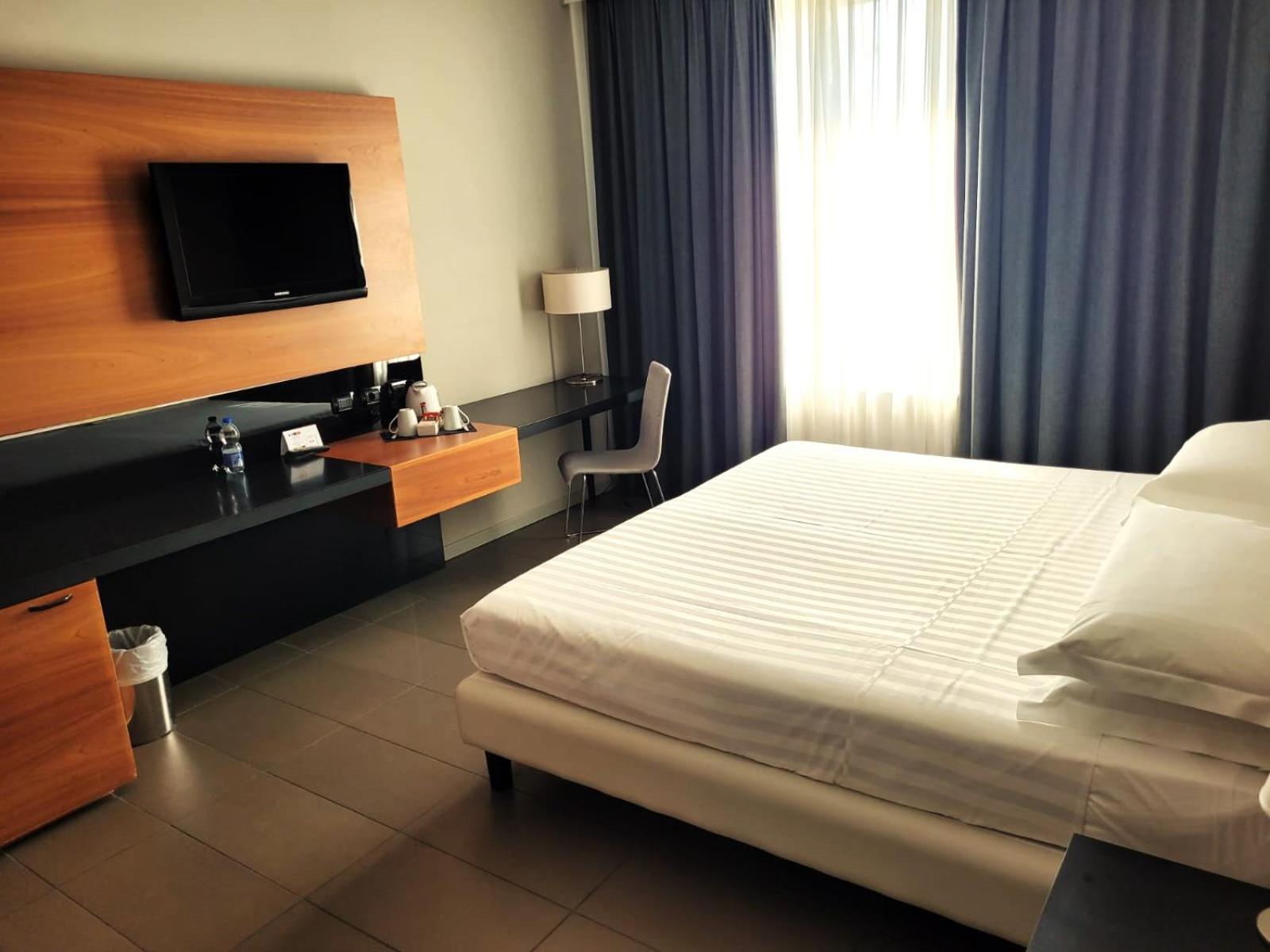 Cosmopolitan Hotel Чивитанова Марке Екстериор снимка