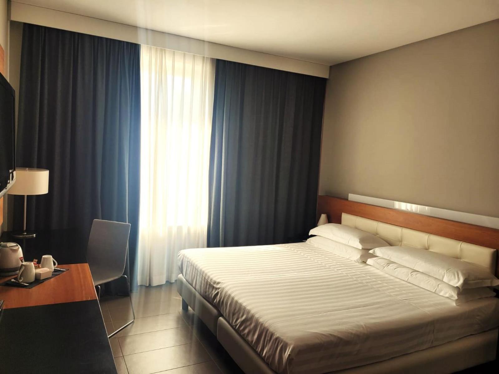 Cosmopolitan Hotel Чивитанова Марке Екстериор снимка